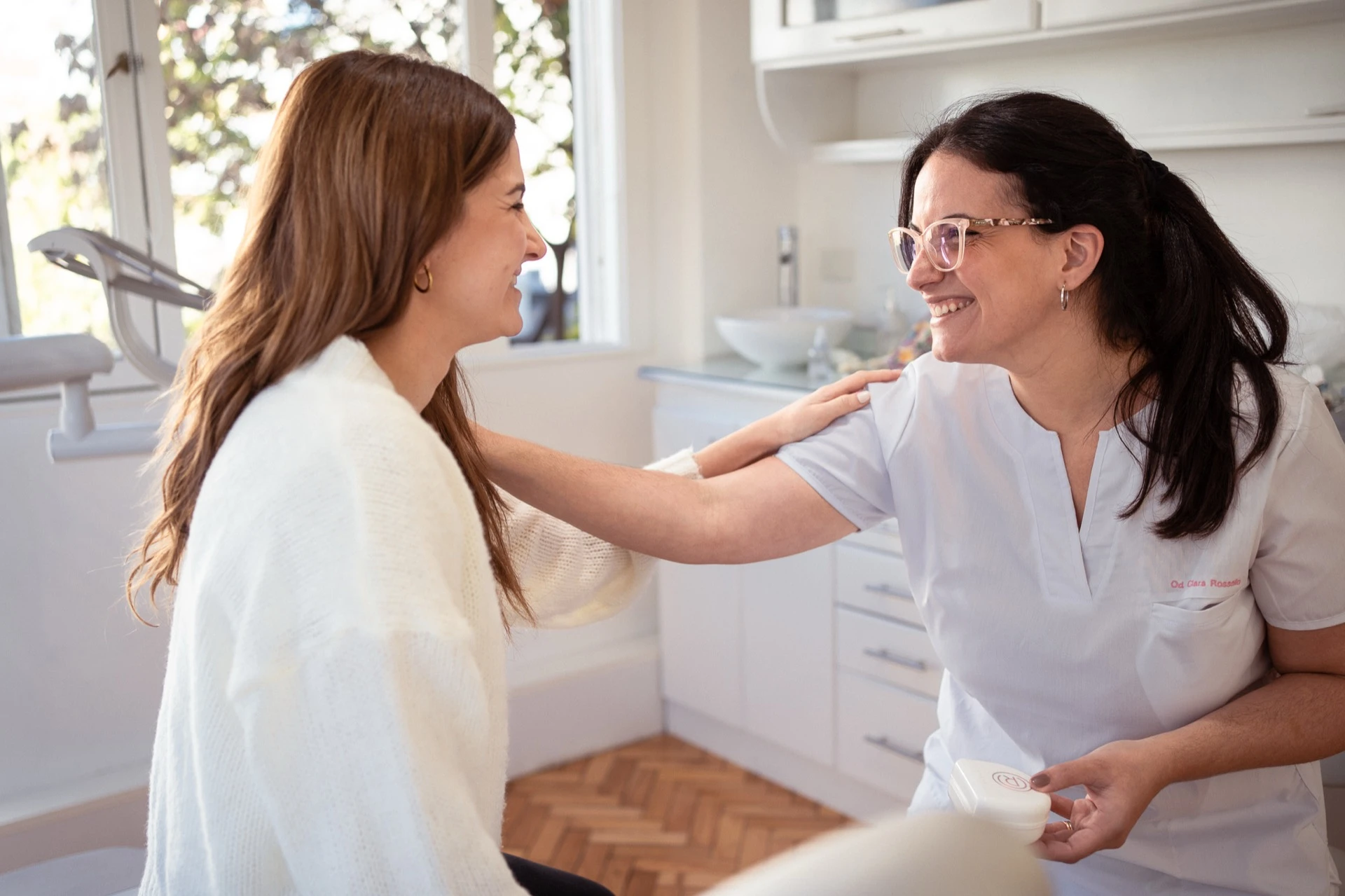 Od. Clara Rossello, especialista en implantes dentales y prótesis en su consultorio de Recoleta