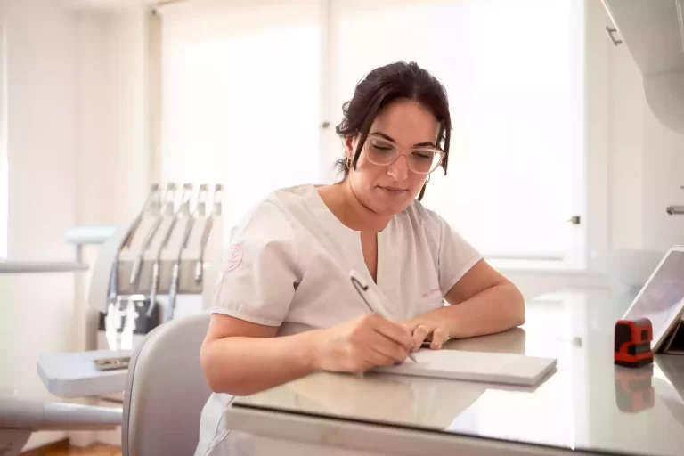 Dentista en consultorio